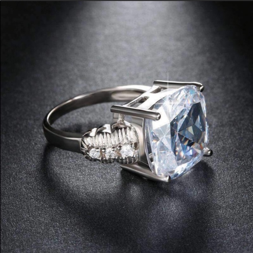 Silver cubic zirconia 8 carat engagement ring - Picture 3 of 5
